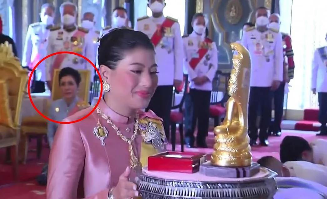 最新公务活动，诗妃坐次改变暗示地位改变，跪地卑微惹人怜