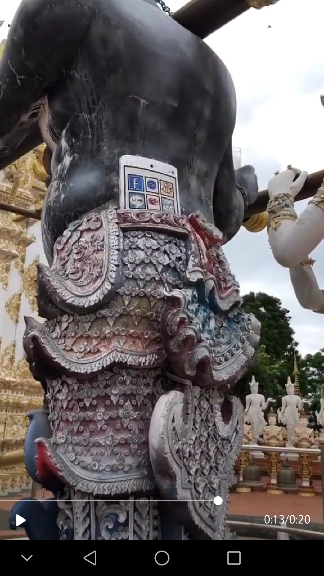 最“潮”寺庙,神仙们脚穿匡威,手拿苹果手机,叼着雪茄