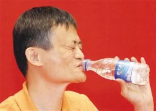 中国首富捐2万500瓶矿泉水,中国矿泉水首富