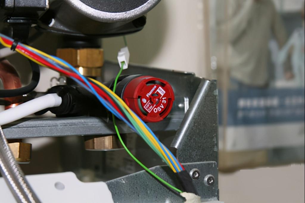 壁挂炉漏水泄压怎么处理,壁挂炉泄压阀漏水怎么办