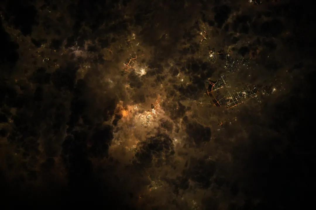 被这个法国帅气宇航员迷倒！网友：法国人真TM浪漫