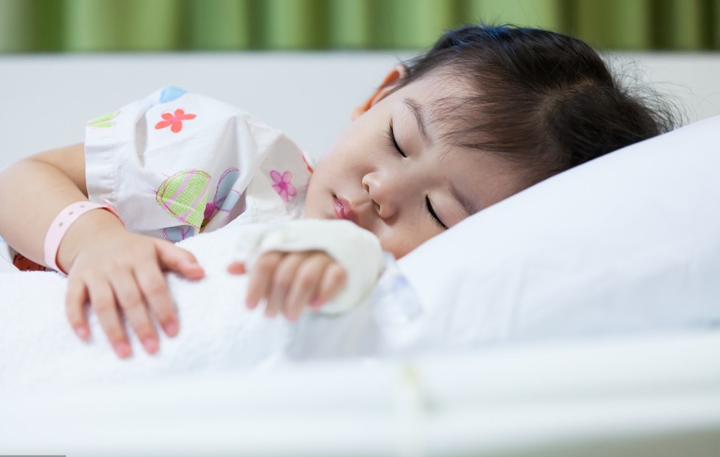 小孩不小心从楼上掉落,孩子不慎从3楼坠落