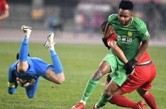 中超开赛至今遥遥无期，俱乐部工作人员收入锐减，球员却毫发无损