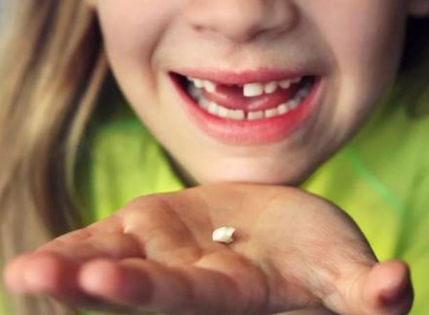 牙齿掉了之后是埋土里还是丢房顶,老人掉上牙和下牙有什么说法