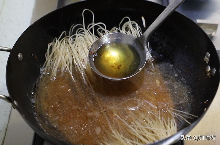 大厨教你在家做包子，蓬松又喧软，从发面到馅料配比，制作超详细