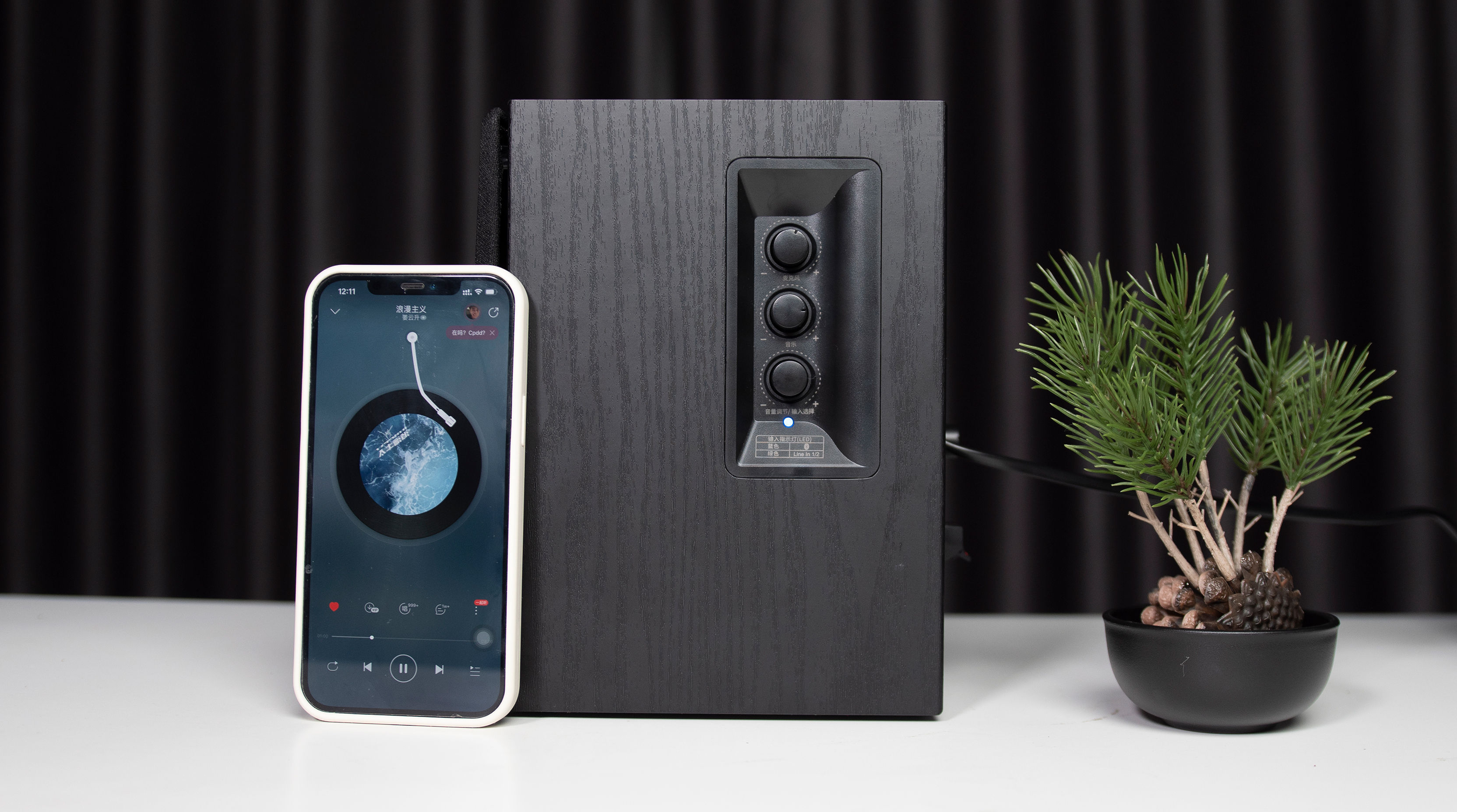 什么音箱可以有麦克风说话,用麦克风和喊话器唱歌