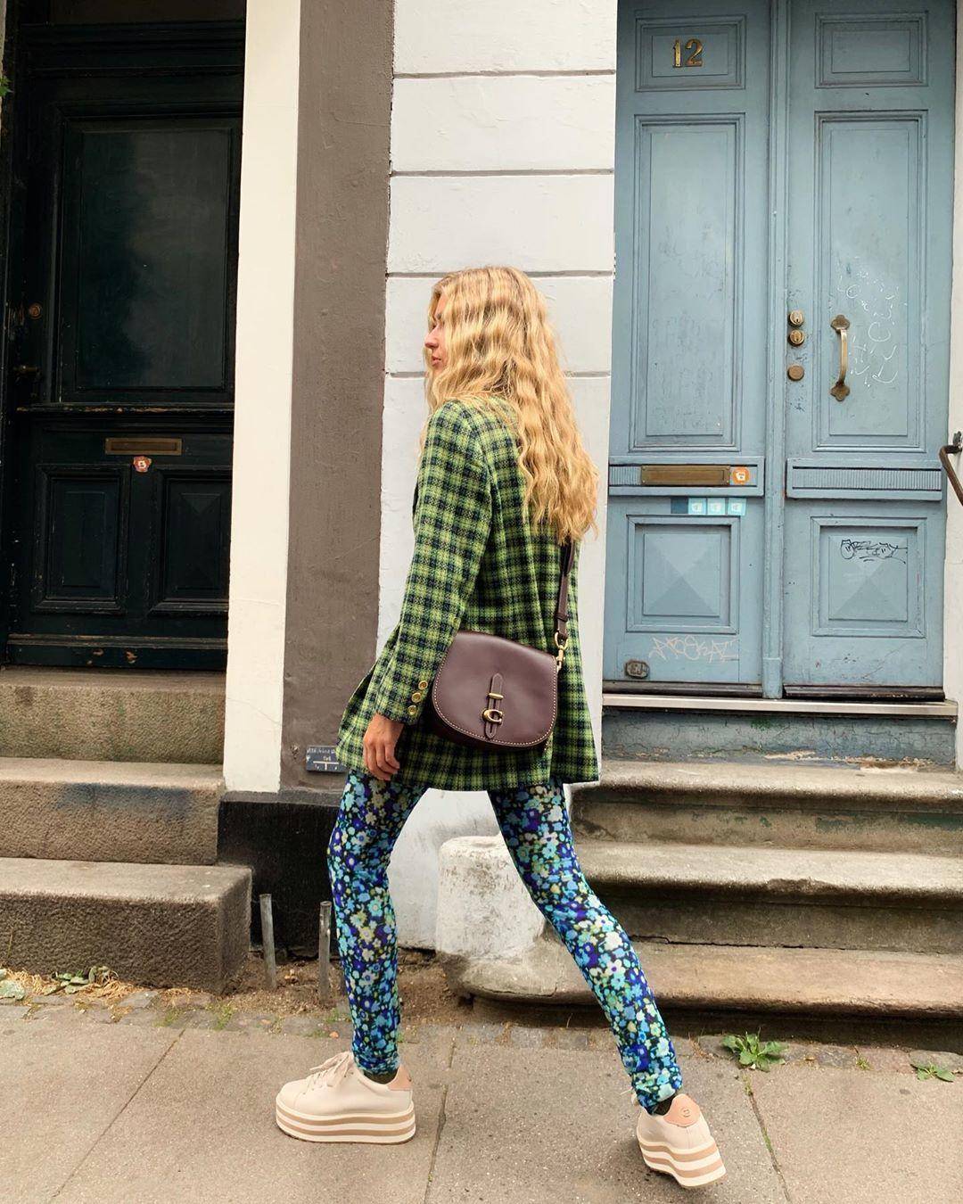 女士头发又细又黄油腻,又黄又软的头发