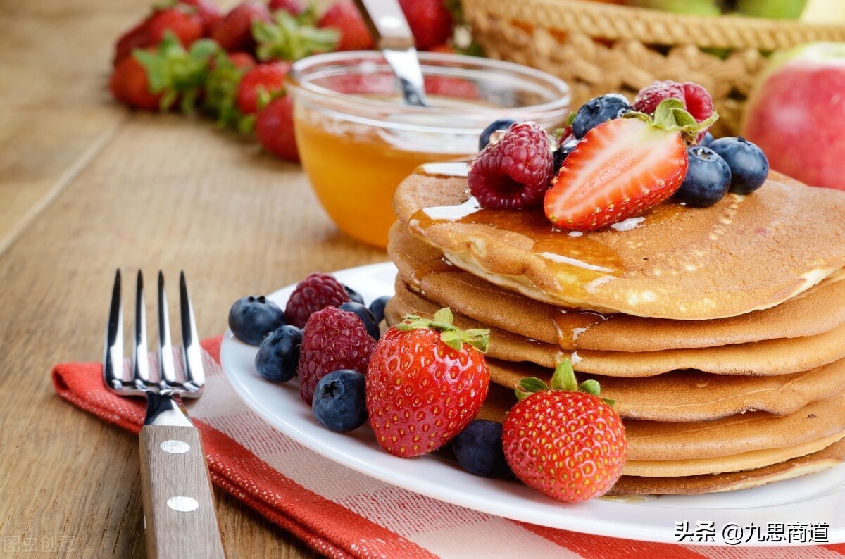 60岁大爷开甜品店,推出免费试吃活动,11天内吸引1300名顾客