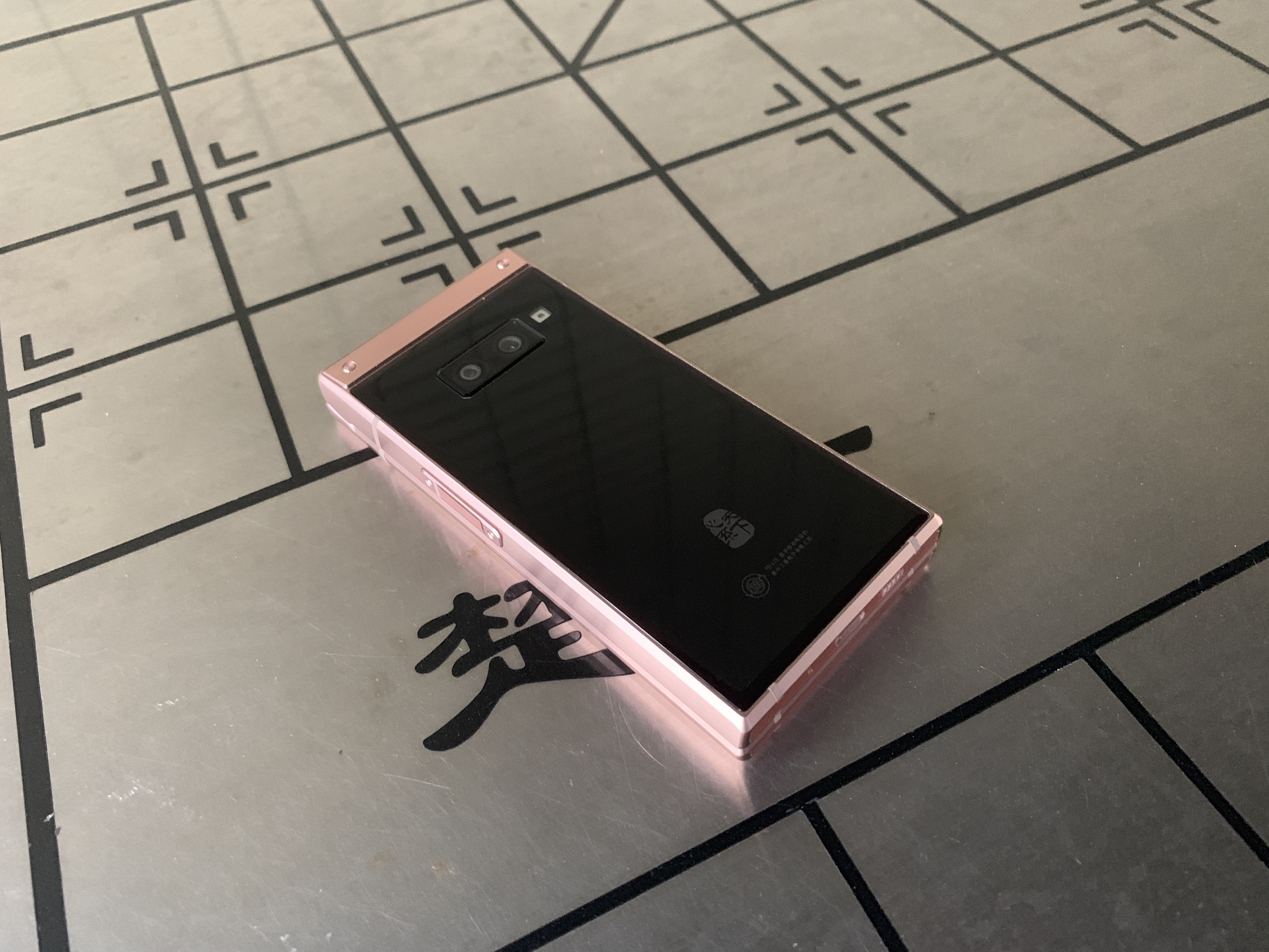 w2019优思版和三星w2019不同之处,三星w2019上面的八颗钻石是真的吗