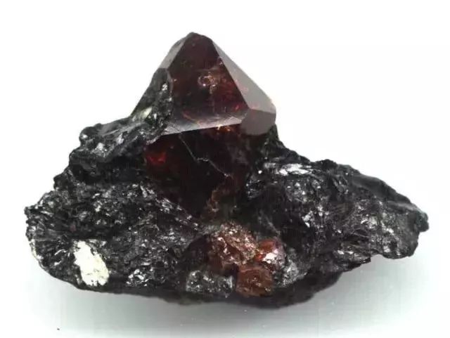 世界上最娇气的宝石,最硬的宝石