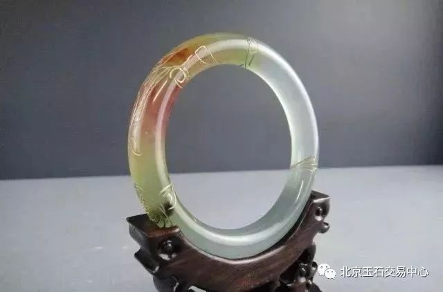 手镯小了佩戴手镯方法,怎么戴手镯不容易变形开口