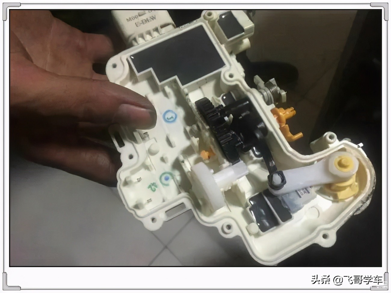 奥迪a6l门锁拆卸方法,奥迪a6l门锁打不开