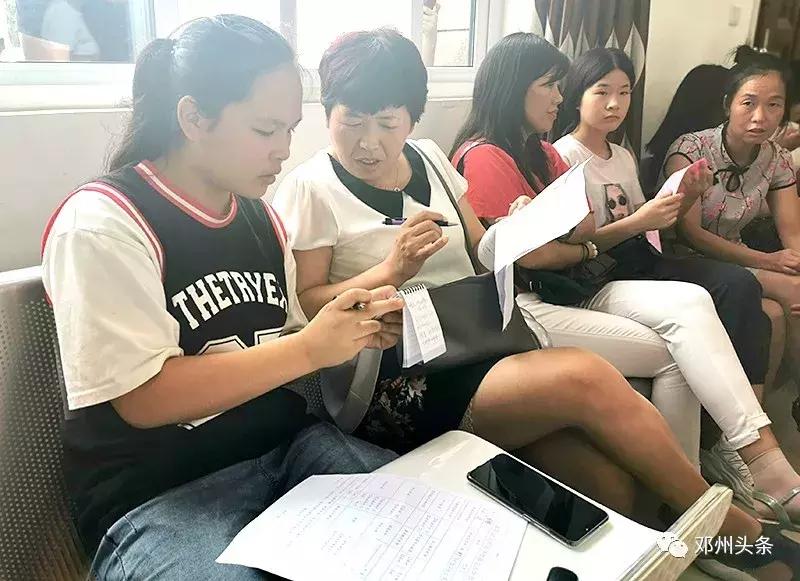 邓州一大波中学毕业生在这里排出“十米长龙”