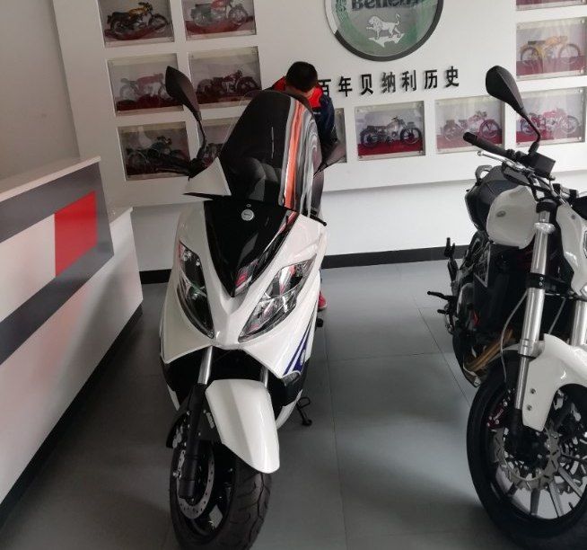 提贝纳利银刃250，售价2万3，刹车疲软，提速如绵羊，后视镜缩水