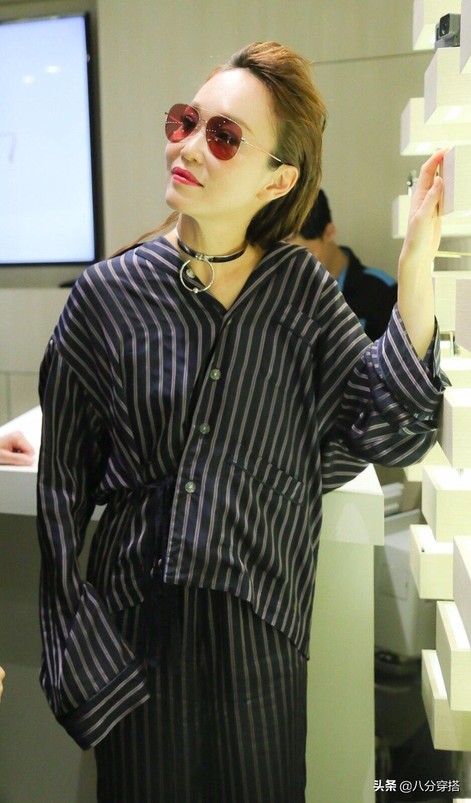 范文芳穿咖色衬衣配皮裙,范文芳气质穿搭