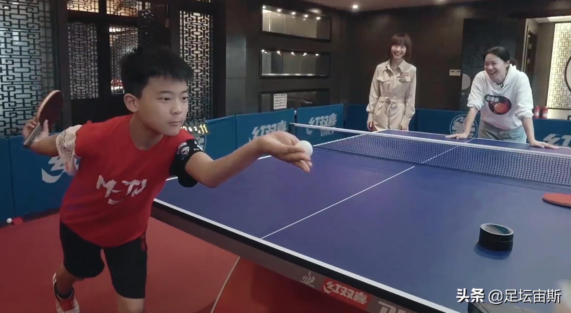 王楠儿子当面模仿伊藤美诚反应,王楠儿子模仿伊藤美诚发球本尊