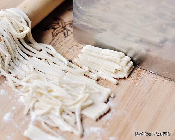 手擀面怎么筋道不粘连,做手擀面里面需要加鸡蛋吗