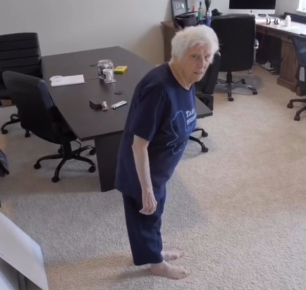 93岁奶奶恶搞27岁孙子，一夜爆红！1300万网友围观：奶奶太坑了