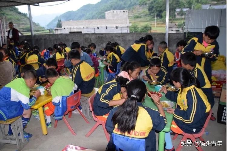 五个爱踢足球的贵州山区少女，能在广州逆天改命吗？