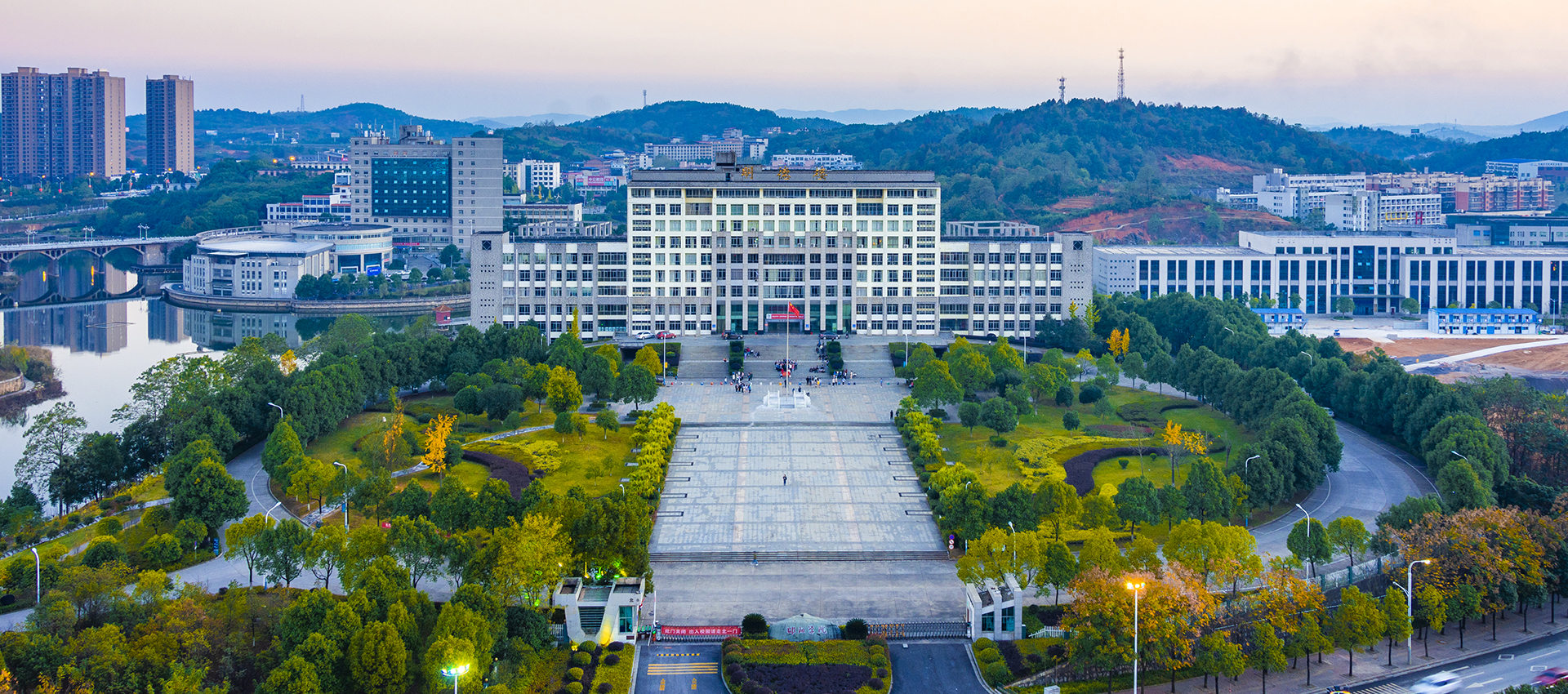 邵阳学院临床好还是湘南学院好,邵阳学院比湖南人文科技学院好吗