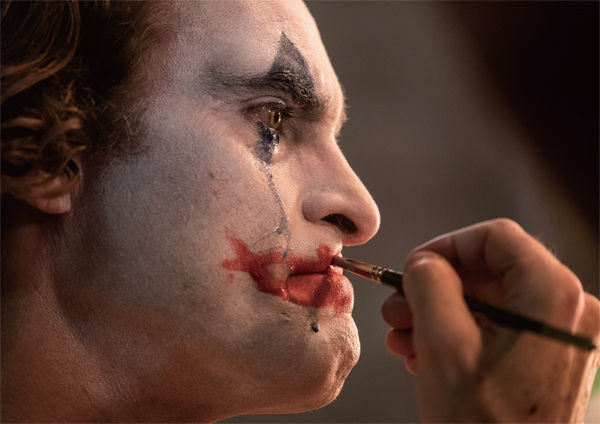 《小丑》里的亚瑟:一个畸形社会背后的“英雄”