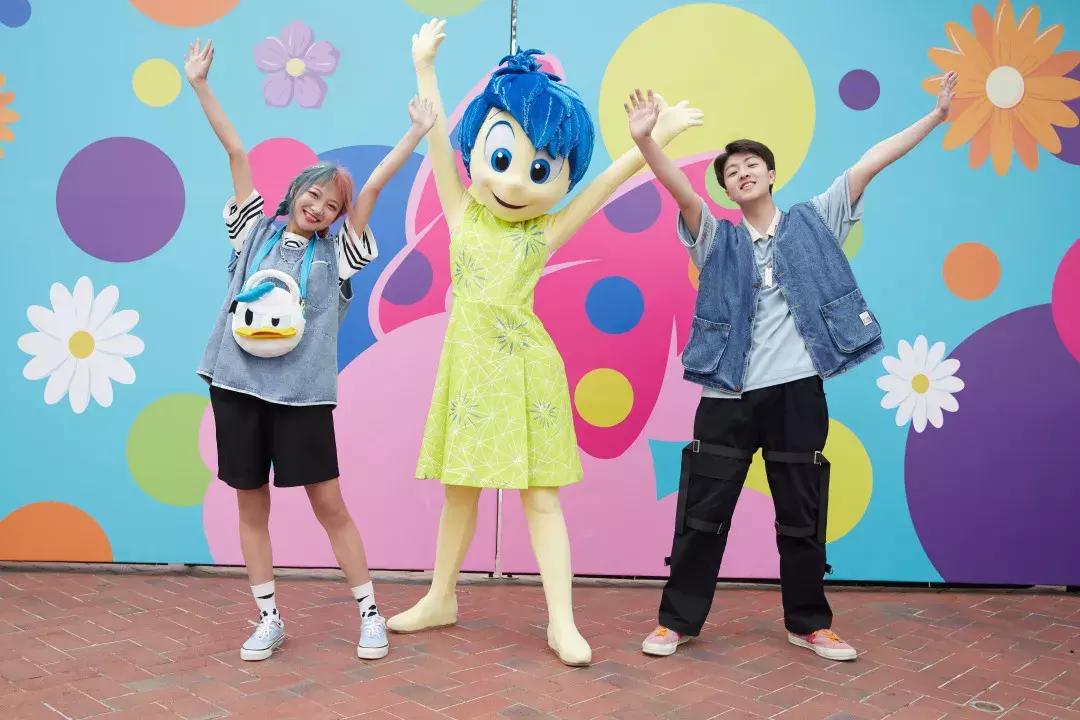 我们在上海迪士尼里玩耍了一天，发现穿的美才能玩的好！