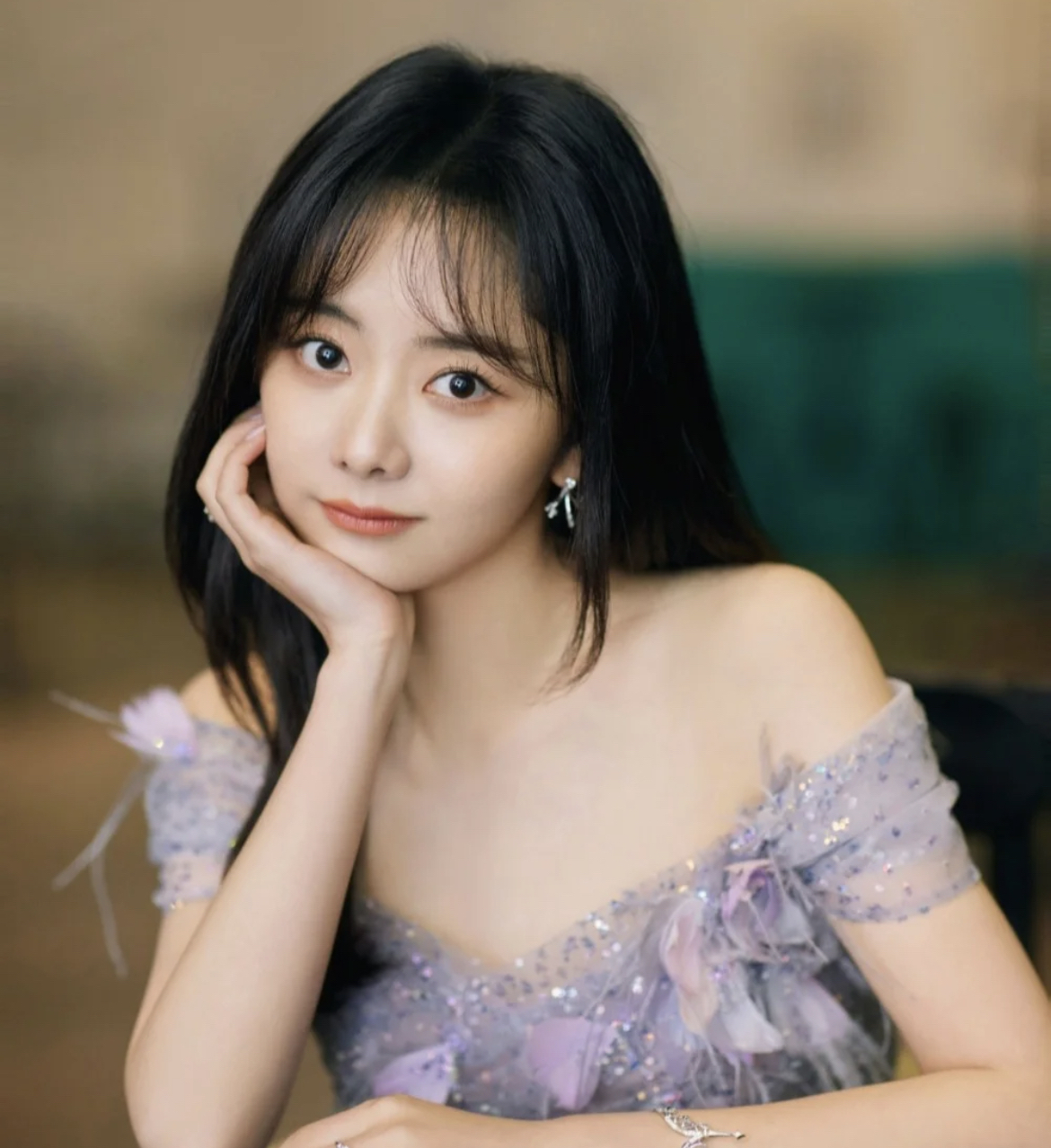 关晓彤穿一字肩白裙造型清纯,24岁的关晓彤有多迷人