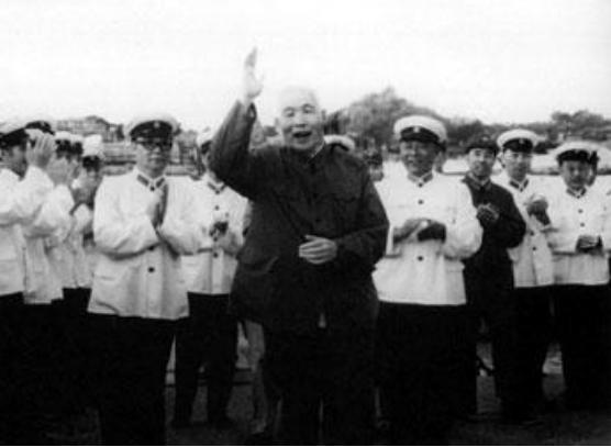 毛主席去青岛视察,顺便去肖劲光家做客:让你夫人做个苦瓜炒鸭子