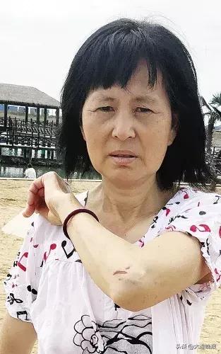 大连一男子海边溺水救援现场曝光,海边大姐救溺水人后续