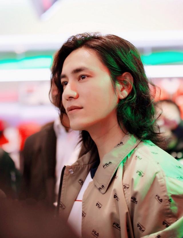 李钟硕整容电影,韩国明星服兵役李钟硕