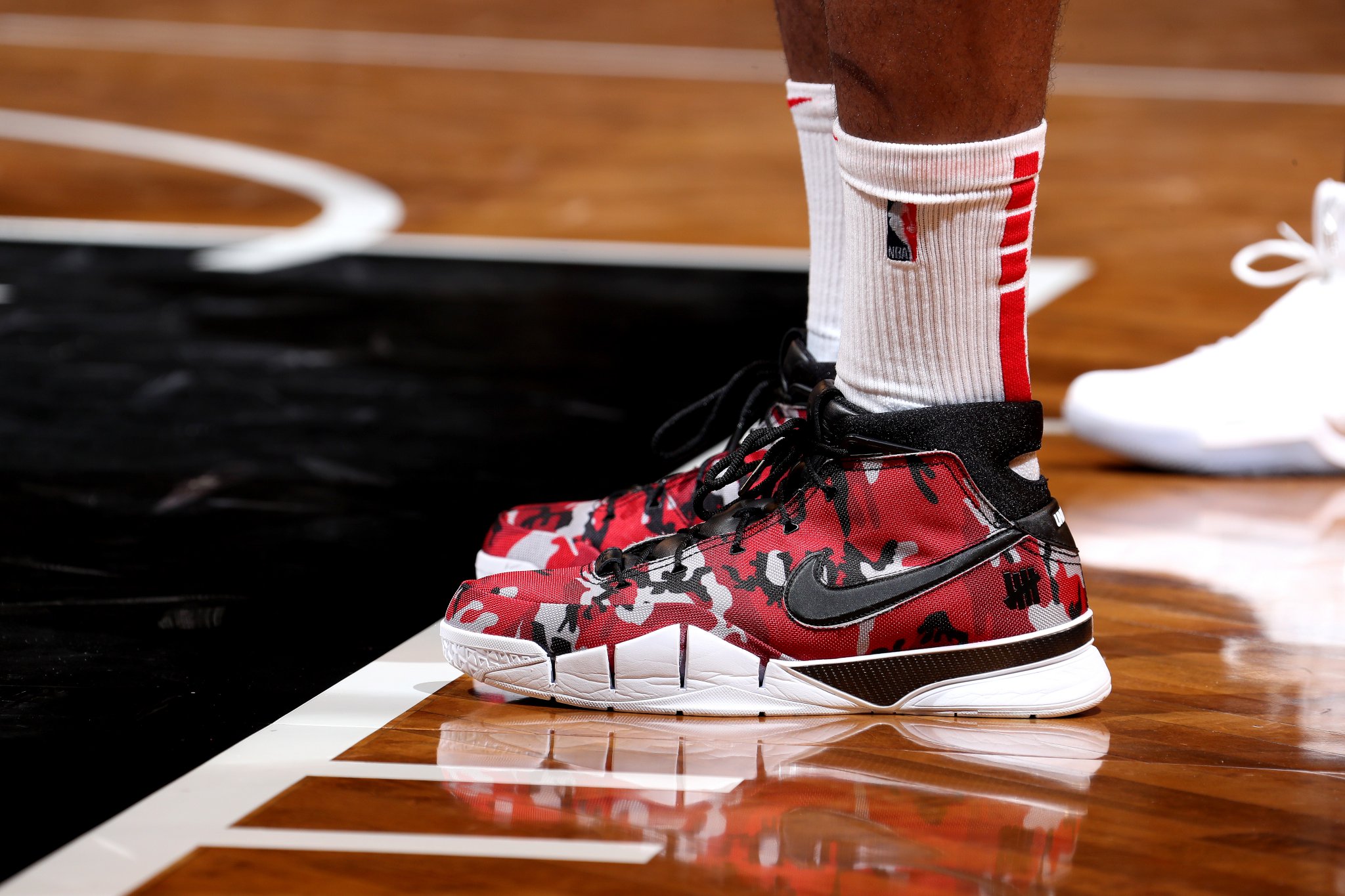 NBA今日球鞋精选:上脚两双联名款!火箭赢了,“鞋王”嗨了