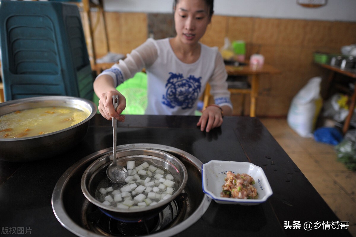 农村的柴火灶骗人吗,农村传承百年的柴灶被网友质疑