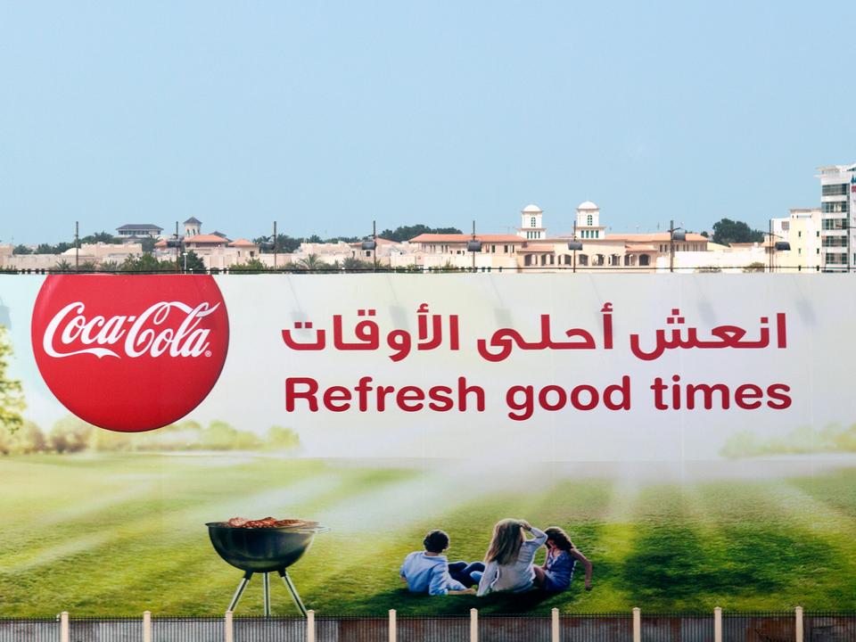 可口可乐透过瓶子看世界,可口可乐在中国的第一个广告