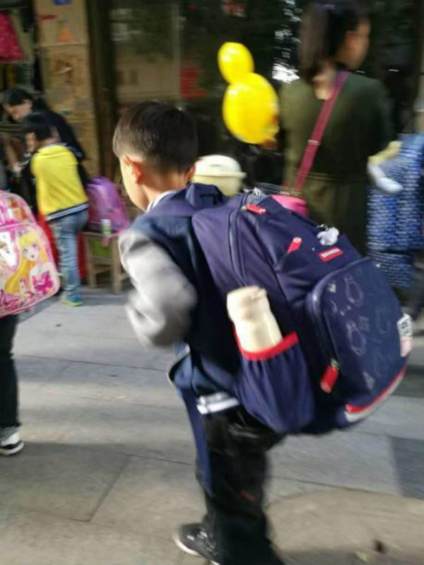 日本小学生的书包要装些什么,揭秘每个日本小学生的书包