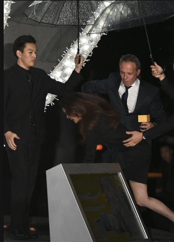 意外真摔光脚退场，粉丝滤镜被她狠怼，舒淇还是那个任性女侠啊