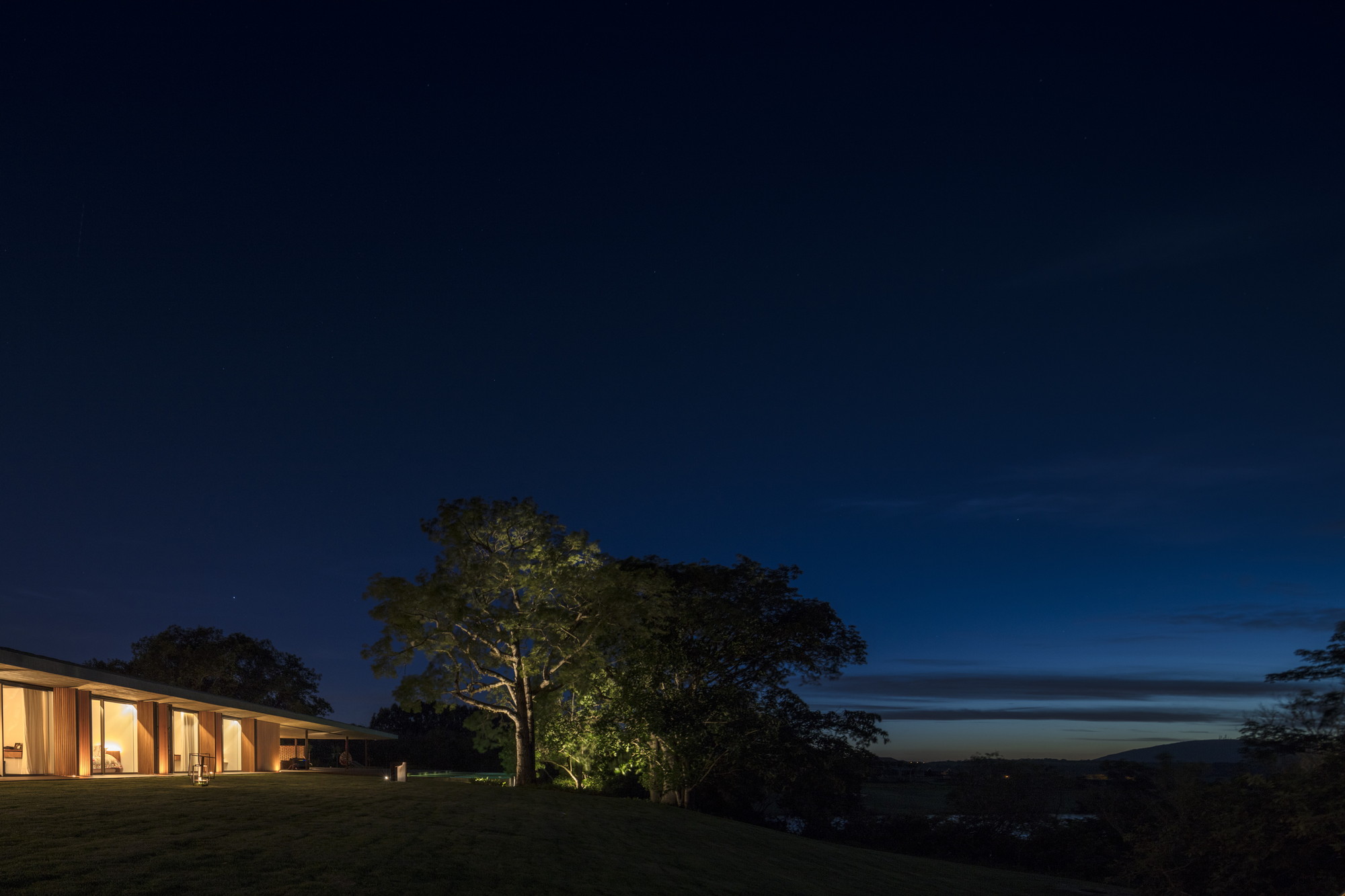 1000m²屋顶满种绿草，消隐在田园水光里的家
