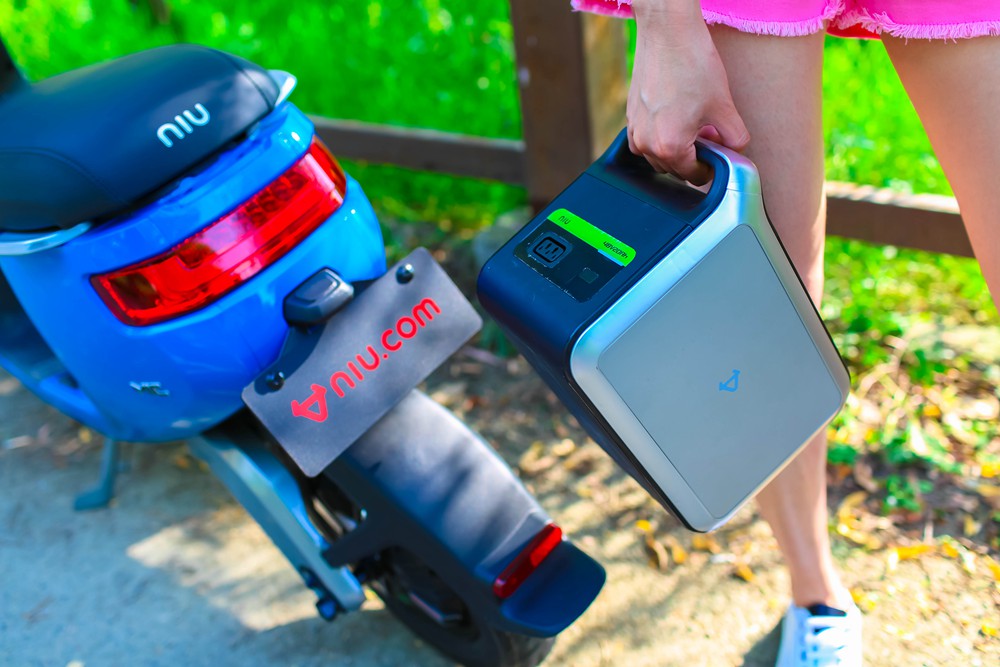 小牛最新电动车测评,小牛军绿色经典款电动车