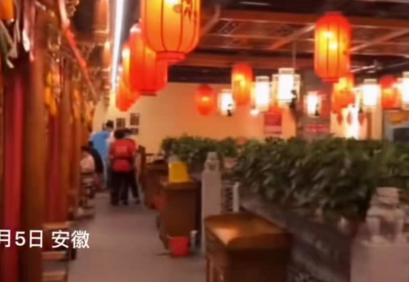 安徽一火锅店的菜品刚加热，许多生蛆从下面爬出来，顾客直呼恶心