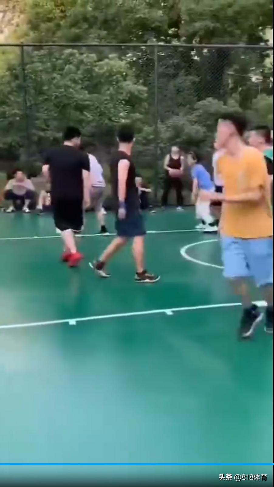 姚明野球场看10岁女儿打球！1米7姚沁蕾打4v4,姚主席老父亲般微笑