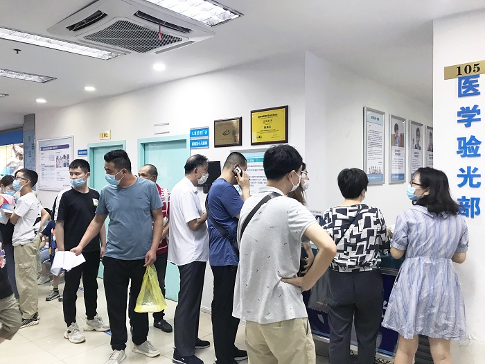 中医针灸能治疗青少年近视吗？专家辟谣：骗人忽悠的！近视不可逆