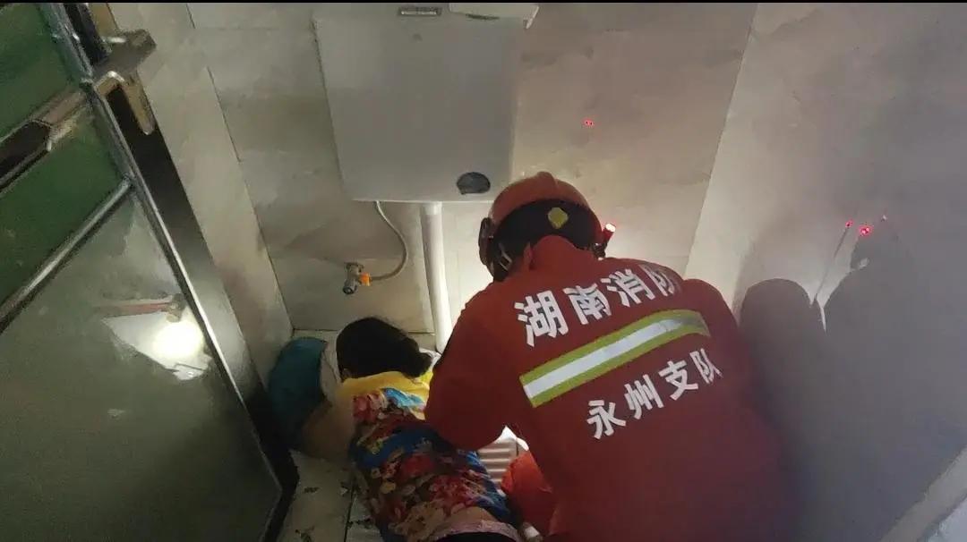 8旬老人独居手卡便池,老人为捡毛巾手卡进便池