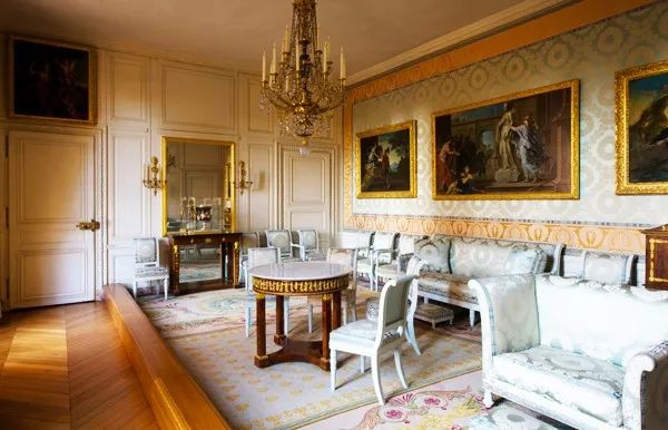 穿粉色就是娘娘腔?让小李子和猫王告诉你什么叫“油而不腻”