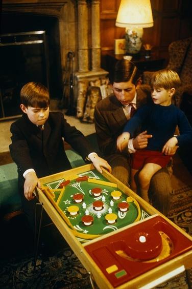 英女王下令封杀50年!王室私生活*片禁**遭泄露,百万人在线吃瓜