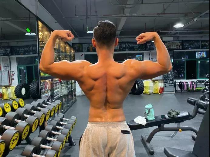 他身高183公分,胸肌硕大差点把衬衫撑爆,这身材简直绝了