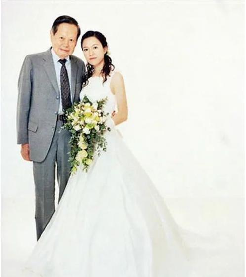 35岁嫁130亿富二代,38岁剩女嫁给千亿富豪