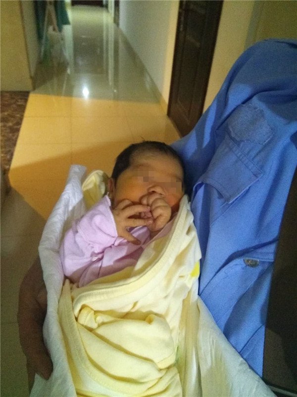 可怜的婴儿被父母丢弃,可怜的婴儿被抛弃