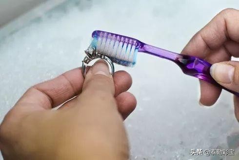 牙膏清洁珠宝首饰,正确清洗银首饰的方法