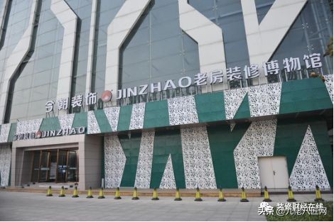 他创造了一个极具想象力的世界,她把老旧的小屋打造成了豪宅