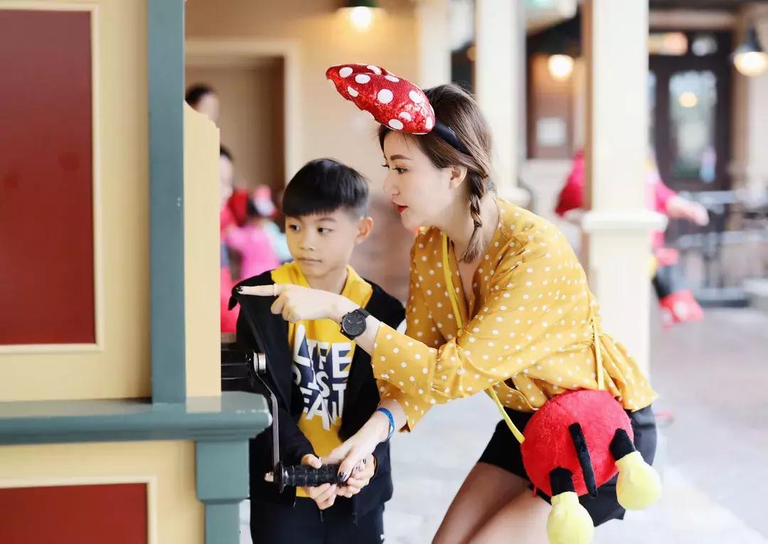 我们在上海迪士尼里玩耍了一天，发现穿的美才能玩的好！