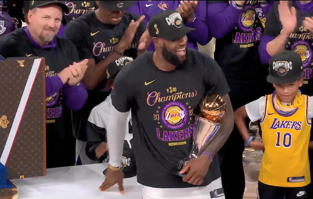 詹姆斯拿到总冠军后抽雪茄,勒布朗詹姆斯总冠军抽雪茄